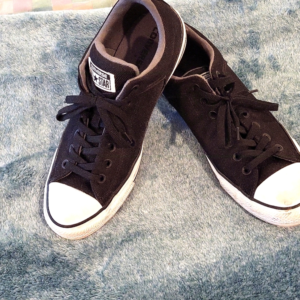 EUC black converse shoes. Size 9